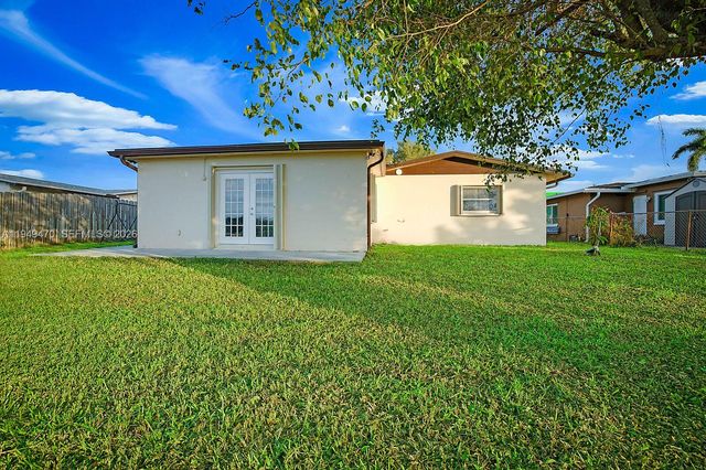 2210 NW 91st Ter, Pembroke Pines, FL 33024