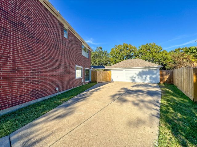 2210 Crossbrook Court, League City, TX 77573