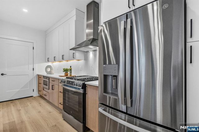 887 Linden Avenue, Ridgefield, NJ 07657