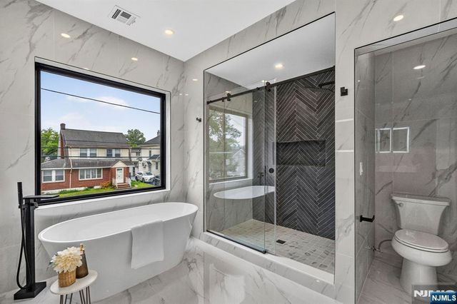 887 Linden Avenue, Ridgefield, NJ 07657
