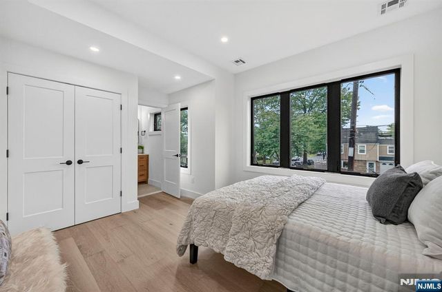 887 Linden Avenue, Ridgefield, NJ 07657