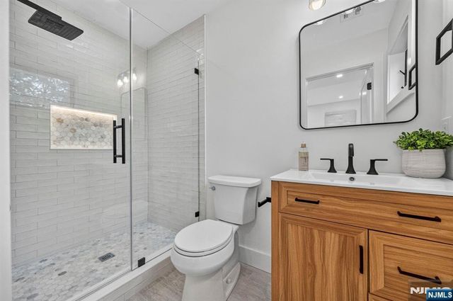 887 Linden Avenue, Ridgefield, NJ 07657
