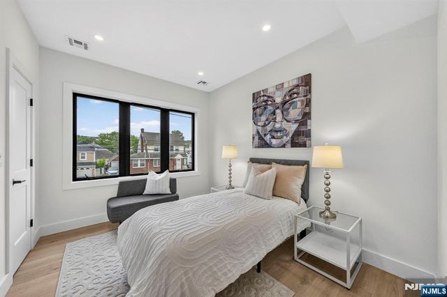 887 Linden Avenue, Ridgefield, NJ 07657