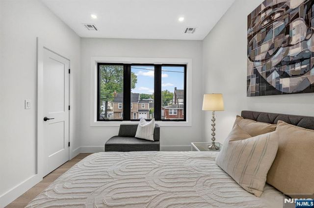 887 Linden Avenue, Ridgefield, NJ 07657