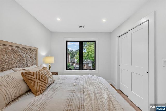 887 Linden Avenue, Ridgefield, NJ 07657