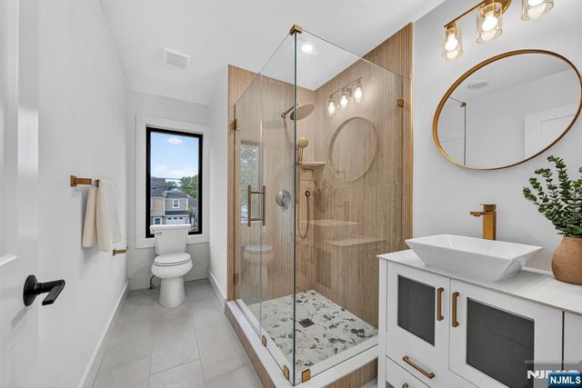 887 Linden Avenue, Ridgefield, NJ 07657