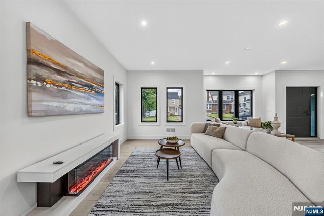 887 Linden Avenue, Ridgefield, NJ 07657