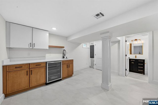 887 Linden Avenue, Ridgefield, NJ 07657