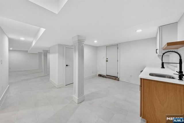 887 Linden Avenue, Ridgefield, NJ 07657