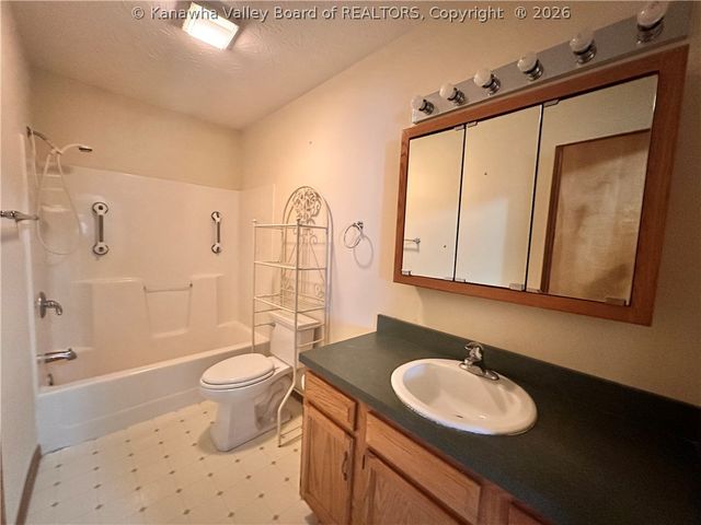 909 4th Avenue, St Albans, WV 25177