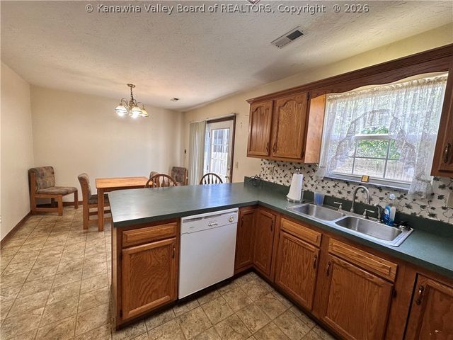 909 4th Avenue, St Albans, WV 25177