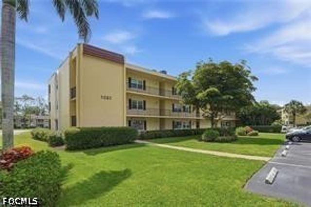 1085 Forest Lakes DR 8102, Naples, FL 34105