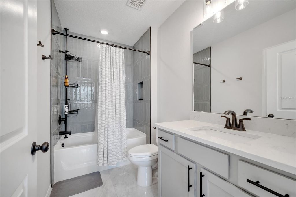 Image 8 of property listing at 10836 WATERWOOD ALLEY, Orlando, FL 32829