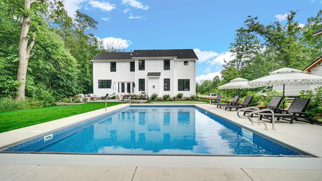 18 Blue Grass Way, Chesterton, IN 46304