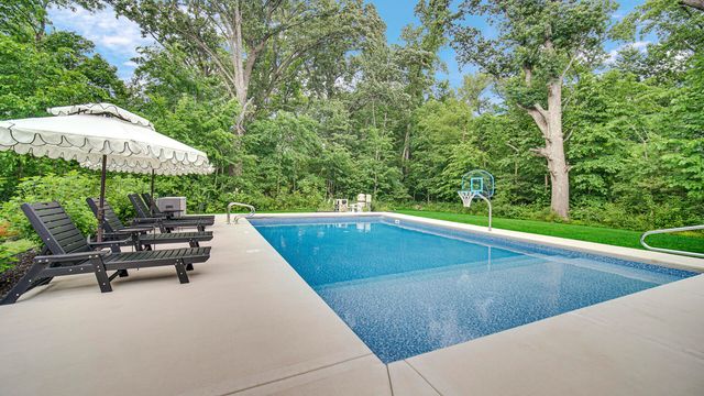 18 Blue Grass Way, Chesterton, IN 46304