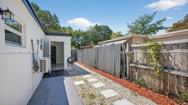 1010 NE 138th St, North Miami, FL 33161