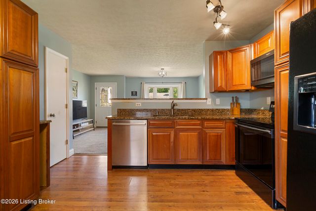 8401 Silver Fox Rd, Louisville, KY 40291