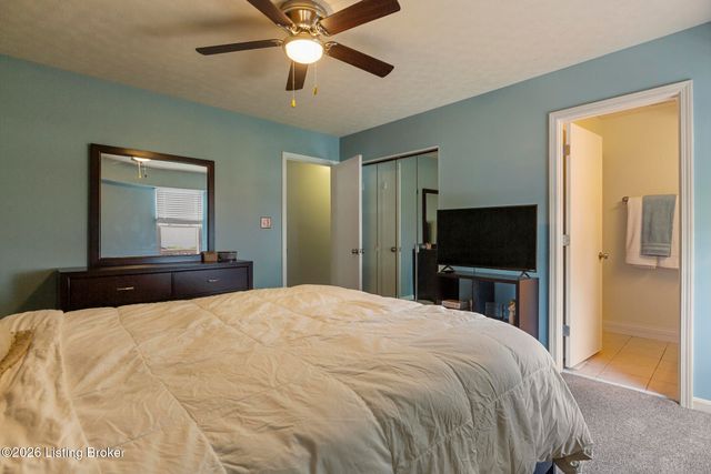 8401 Silver Fox Rd, Louisville, KY 40291