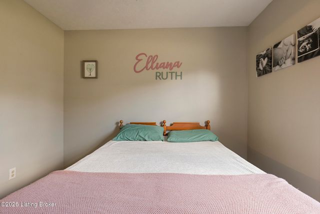 8401 Silver Fox Rd, Louisville, KY 40291