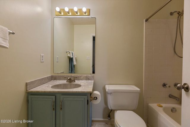 8401 Silver Fox Rd, Louisville, KY 40291