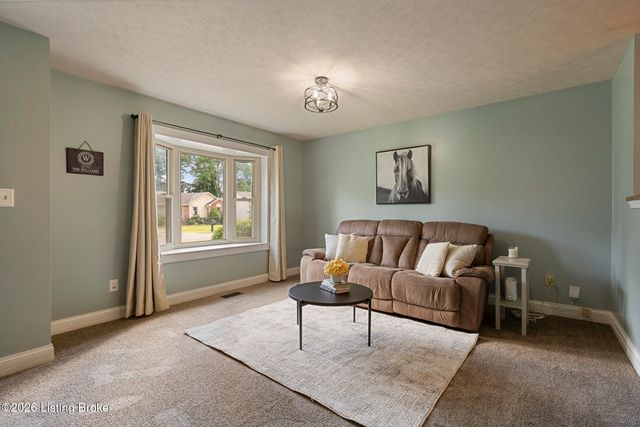 8401 Silver Fox Rd, Louisville, KY 40291