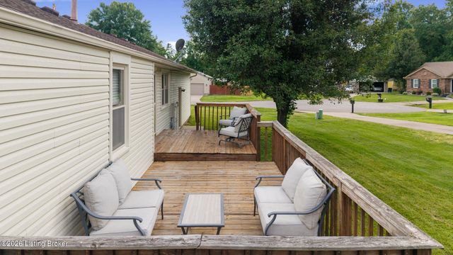 8401 Silver Fox Rd, Louisville, KY 40291