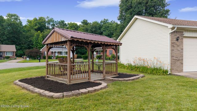 8401 Silver Fox Rd, Louisville, KY 40291