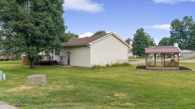 8401 Silver Fox Rd, Louisville, KY 40291
