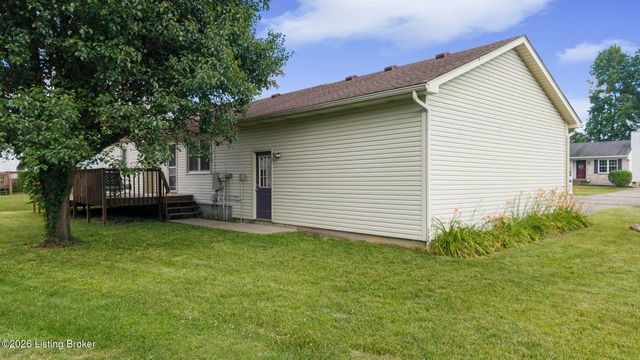 8401 Silver Fox Rd, Louisville, KY 40291
