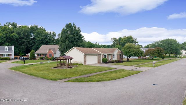 8401 Silver Fox Rd, Louisville, KY 40291