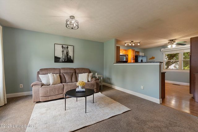 8401 Silver Fox Rd, Louisville, KY 40291