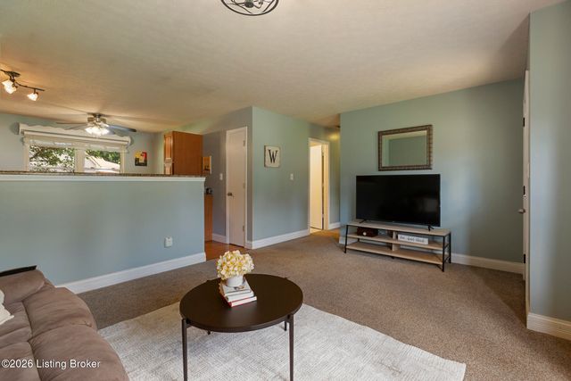 8401 Silver Fox Rd, Louisville, KY 40291