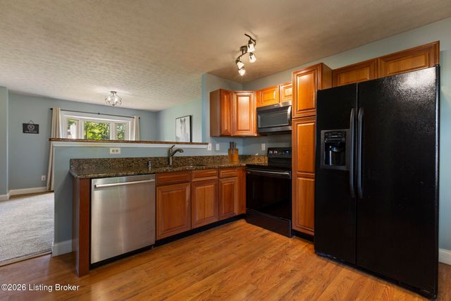 8401 Silver Fox Rd, Louisville, KY 40291