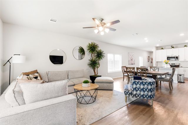 97 Courageous Side Way, Magnolia, TX 77354