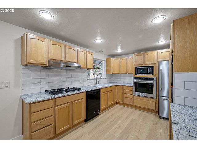 4765 BROOKWOOD St, Eugene, OR 97401
