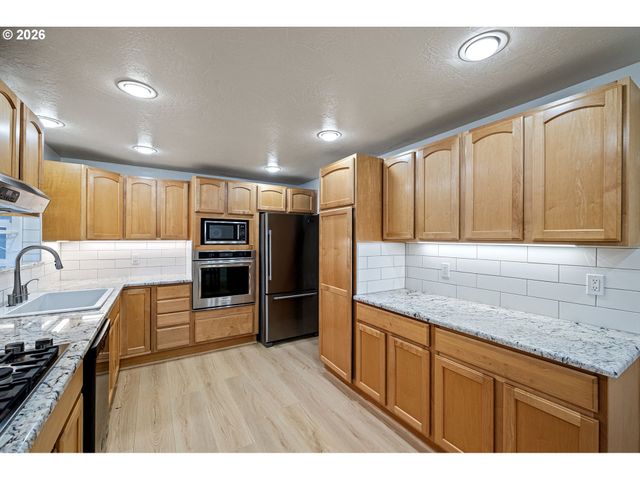 4765 BROOKWOOD St, Eugene, OR 97401