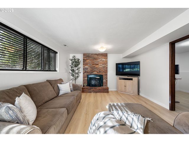 4765 BROOKWOOD St, Eugene, OR 97401