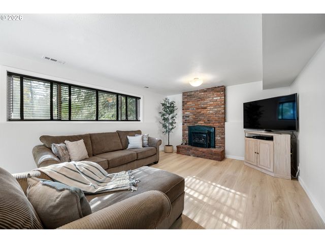 4765 BROOKWOOD St, Eugene, OR 97401
