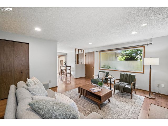255 W BERKELEY St, Gladstone, OR 97027