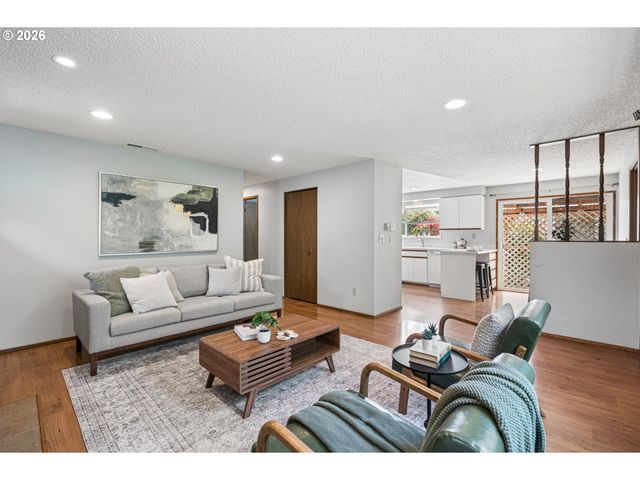 255 W BERKELEY St, Gladstone, OR 97027