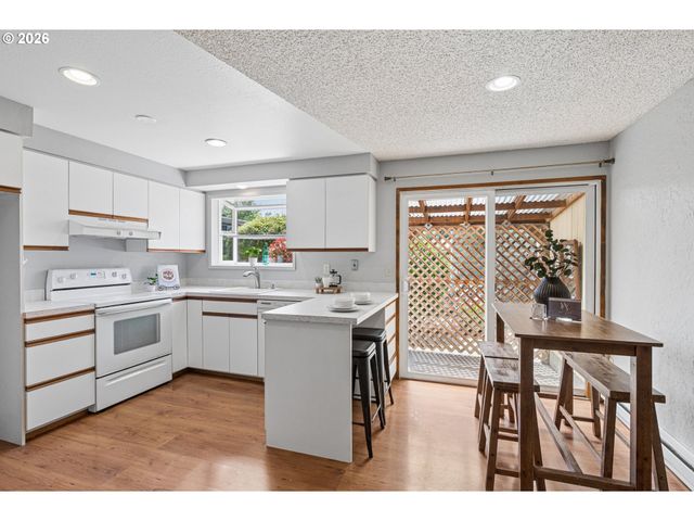 255 W BERKELEY St, Gladstone, OR 97027