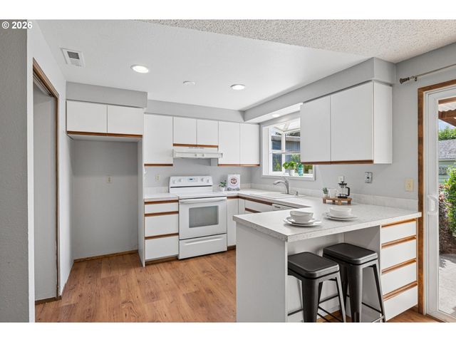 255 W BERKELEY St, Gladstone, OR 97027