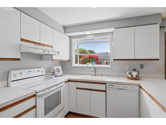 255 W BERKELEY St, Gladstone, OR 97027