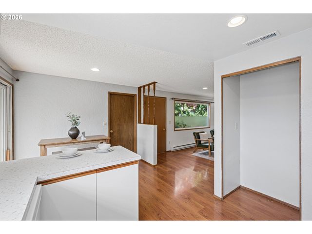 255 W BERKELEY St, Gladstone, OR 97027
