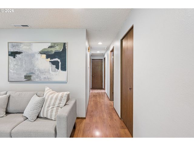 255 W BERKELEY St, Gladstone, OR 97027