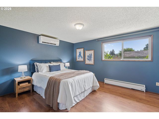 255 W BERKELEY St, Gladstone, OR 97027