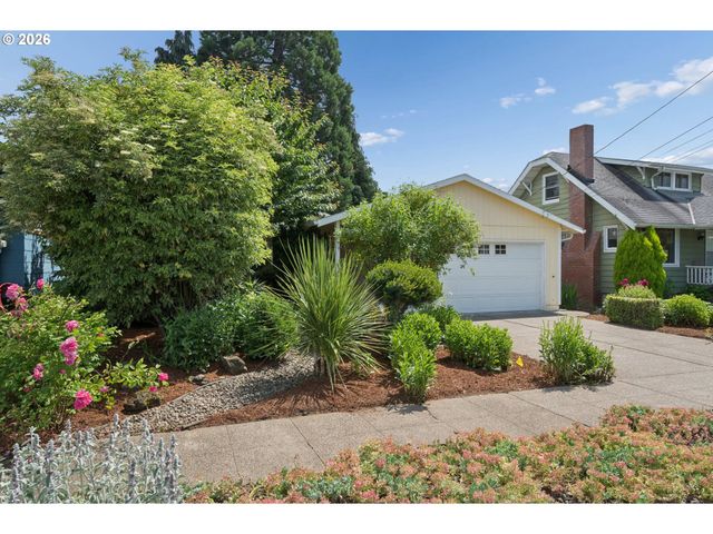 255 W BERKELEY St, Gladstone, OR 97027