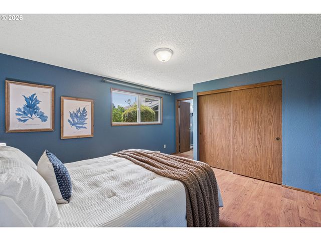 255 W BERKELEY St, Gladstone, OR 97027