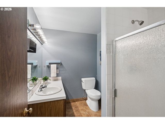 255 W BERKELEY St, Gladstone, OR 97027