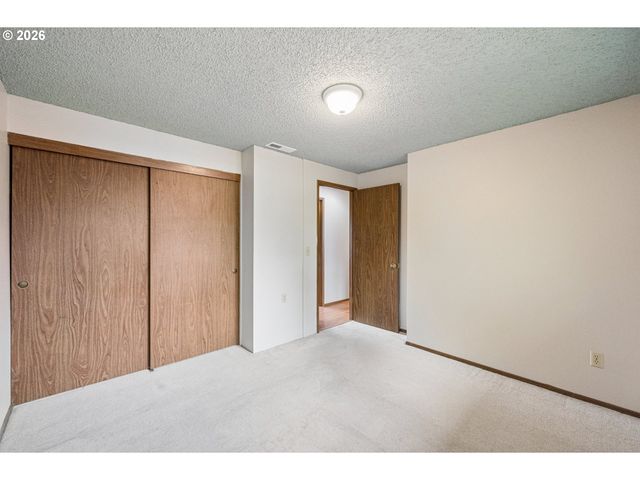 255 W BERKELEY St, Gladstone, OR 97027